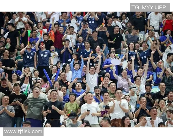 足球球星现身演唱会热情互动 引发球迷与歌迷热烈讨论